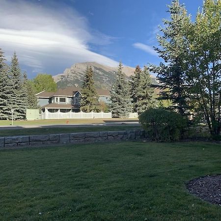 New! Cozy Rocky Mountain Chalet Managed By Little Sister Getaways Canmore Luaran gambar