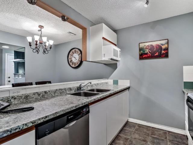 New! Cozy Rocky Mountain Chalet Managed By Little Sister Getaways Canmore Luaran gambar
