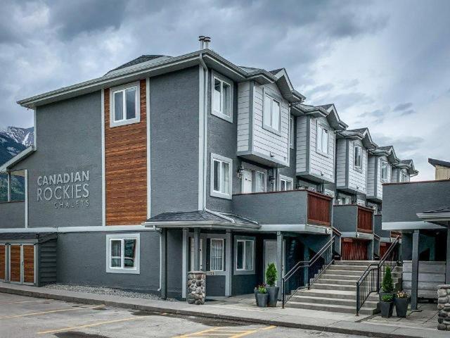 New! Cozy Rocky Mountain Chalet Managed By Little Sister Getaways Canmore Luaran gambar