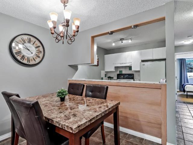 New! Cozy Rocky Mountain Chalet Managed By Little Sister Getaways Canmore Luaran gambar