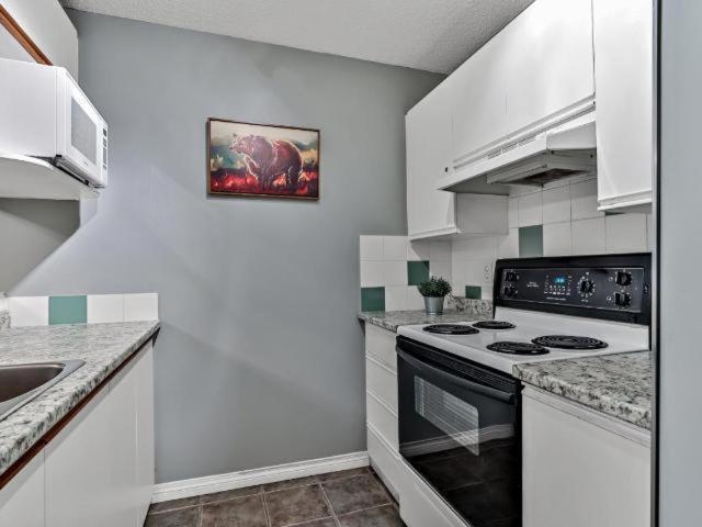 New! Cozy Rocky Mountain Chalet Managed By Little Sister Getaways Canmore Luaran gambar