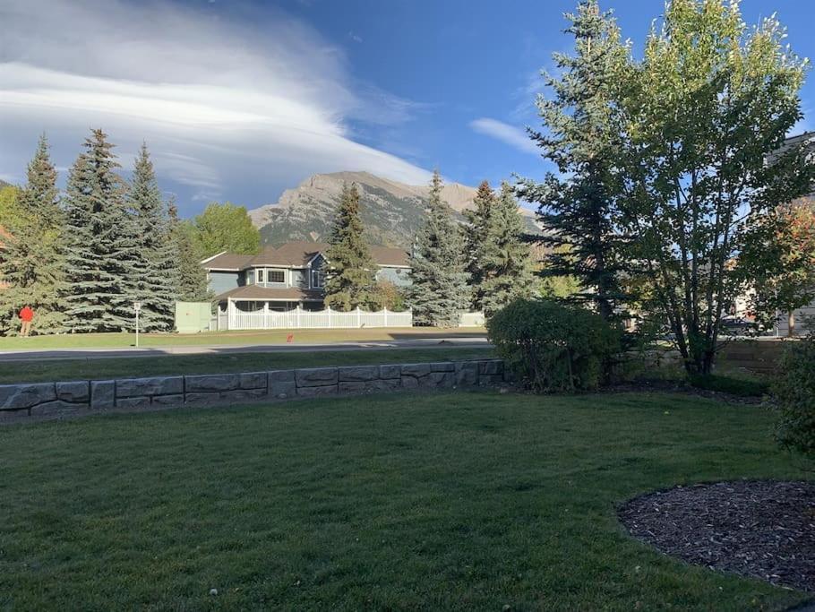 New! Cozy Rocky Mountain Chalet Managed By Little Sister Getaways Canmore Luaran gambar